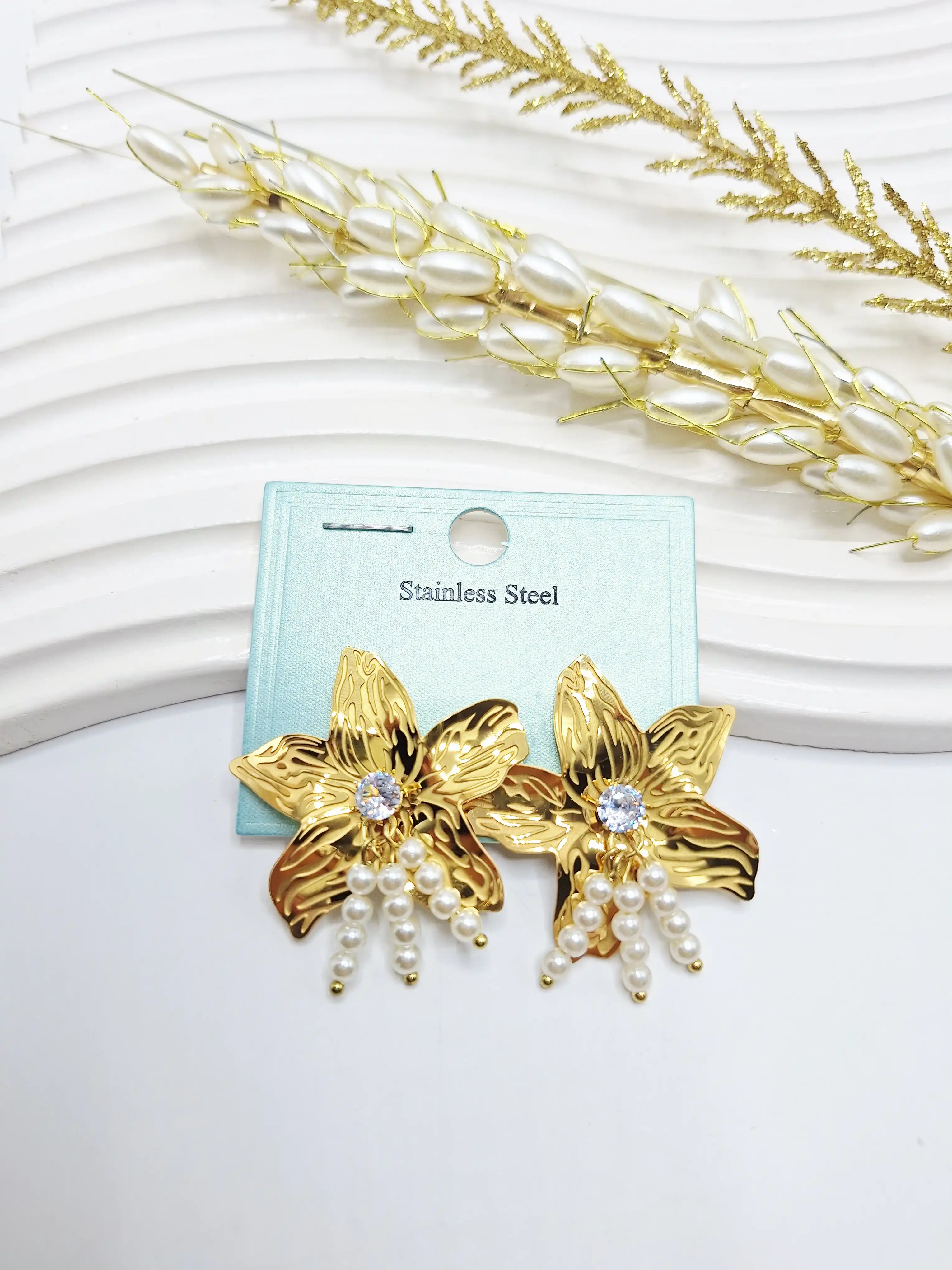 گوشواره فانتزی مراقبتی طرح گل طلایی